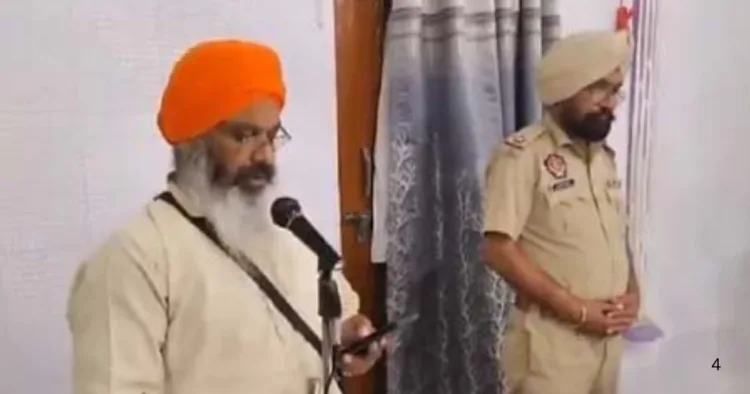पंजाब में गुरुद्वारे से अपील करते ग्रंथी