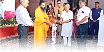 कार्यक्रम का शुभारंभ करते हुए रा.स्व. संघ, राजस्थान क्षेत्र के क्षेत्र संघचालक श्री रमेश चंद्र अग्रवाल। साथ में हैं (बाएं से) भारत प्रकाशन के प्रबंध निदेशक
श्री अरुण कुमार गोयल, आचार्य मिथिलेश नंदिनी शरण, पाञ्चजन्य के संपादक श्री हितेश शंकर एवं भारत प्रकाशन के निदेशक श्री बृज बिहारी गुप्ता।