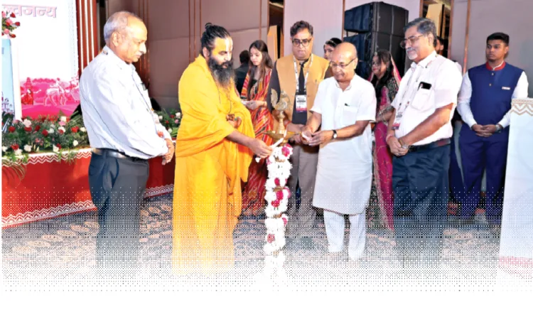 कार्यक्रम का शुभारंभ करते हुए रा.स्व. संघ, राजस्थान क्षेत्र के क्षेत्र संघचालक श्री रमेश चंद्र अग्रवाल। साथ में हैं (बाएं से) भारत प्रकाशन के प्रबंध निदेशक
श्री अरुण कुमार गोयल, आचार्य मिथिलेश नंदिनी शरण, पाञ्चजन्य के संपादक श्री हितेश शंकर एवं भारत प्रकाशन के निदेशक श्री बृज बिहारी गुप्ता।