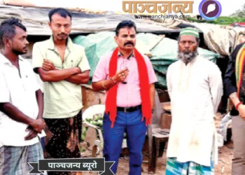 बेंगलुरु में रह रहे बांग्लादेशी घुसपैठियों के साथ बात करते डॉ. नागेंद्र