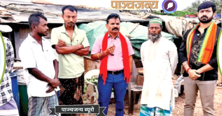 बेंगलुरु में रह रहे बांग्लादेशी घुसपैठियों के साथ बात करते डॉ. नागेंद्र