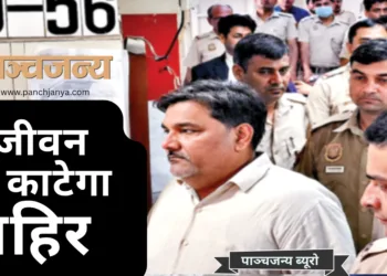 सजा सुनाए जाने के बाद पुलिस हिरासत में जेल जाता ताहिर
