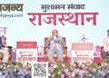 शैलेंद्र भदाैरिया और के. राम बागड़िया से बातचीत करते अनुराग पुनेठा (सबसे बाएं)