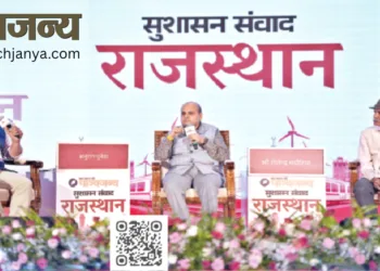 शैलेंद्र भदाैरिया और के. राम बागड़िया से बातचीत करते अनुराग पुनेठा (सबसे बाएं)