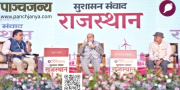 शैलेंद्र भदाैरिया और के. राम बागड़िया से बातचीत करते अनुराग पुनेठा (सबसे बाएं)