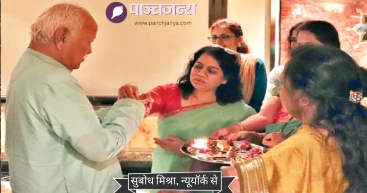 न्यूयॉर्क में सरसंघचालक श्री मोहनराव भागवत का स्वागत करते भारतीय समुदाय के लोग