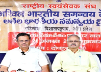 पत्रकार वार्ता को संबोधित करते हुए श्री मुकुंदा सी. आर.। साथ में हैं श्री सुनील आंबेकर