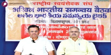 पत्रकार वार्ता को संबोधित करते हुए श्री मुकुंदा सी. आर.। साथ में हैं श्री सुनील आंबेकर