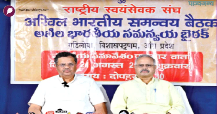 पत्रकार वार्ता को संबोधित करते हुए श्री मुकुंदा सी. आर.। साथ में हैं श्री सुनील आंबेकर