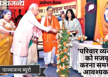दीप प्रज्ज्वलित कर प्रबोधन बैठक के समापन सत्र का शुभारंभ करते श्री मोहनराव भागवत। साथ में हैं आचार्य स्वामी जीतेंद्रनाथ जी और विश्वमांगल्य सभा की अन्य पदाधिकारी