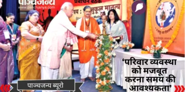 दीप प्रज्ज्वलित कर प्रबोधन बैठक के समापन सत्र का शुभारंभ करते श्री मोहनराव भागवत। साथ में हैं आचार्य स्वामी जीतेंद्रनाथ जी और विश्वमांगल्य सभा की अन्य पदाधिकारी