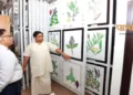 पतंजलि अनुसंधान फाउंडेशन में आचार्य बालकृष्ण चित्रों को दिखाते हुए।