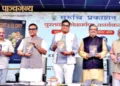 पुस्तक का लोकार्पण करते (बाएं से) श्री राजीव तुली, डॉ. हिमंत बिस्वा सरमा, श्री हितेश शंकर,
श्री अभिजीत जोग और श्री हरि मारुति मिरासदार