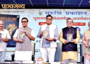 पुस्तक का लोकार्पण करते (बाएं से) श्री राजीव तुली, डॉ. हिमंत बिस्वा सरमा, श्री हितेश शंकर,
श्री अभिजीत जोग और श्री हरि मारुति मिरासदार