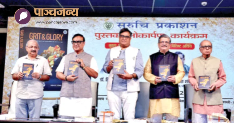 पुस्तक का लोकार्पण करते (बाएं से) श्री राजीव तुली, डॉ. हिमंत बिस्वा सरमा, श्री हितेश शंकर,
श्री अभिजीत जोग और श्री हरि मारुति मिरासदार