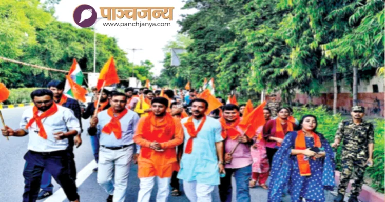 शोभायात्रा में भाग लेते संस्कृत-प्रेमी
