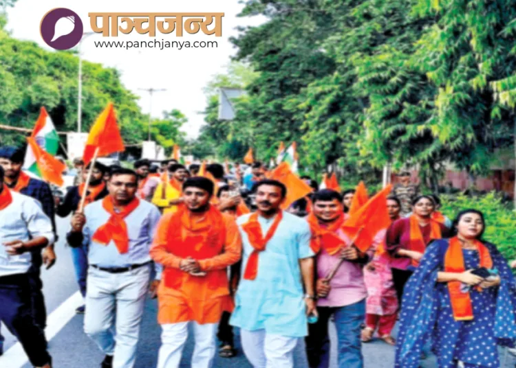 शोभायात्रा में भाग लेते संस्कृत-प्रेमी