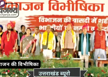 कार्यक्रम में पुष्कर सिंह धामी के साथ सम्मानित बुजुर्ग और अन्य वरिष्ठ जन