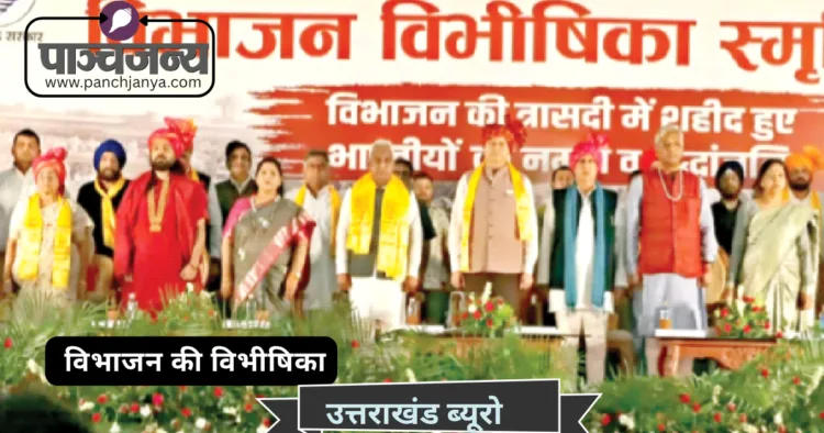 कार्यक्रम में पुष्कर सिंह धामी के साथ सम्मानित बुजुर्ग और अन्य वरिष्ठ जन