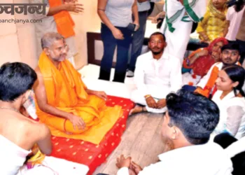 बस्ती के लोगों से बातचीत करते श्री श्री विश्वप्रसन्नतीर्थ स्वामी जी