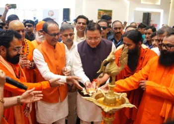 संत समागम कार्यक्रम में केंद्रीय मंत्री शिवराज सिंह चौहान और मुख्यमंत्री पुष्कर सिंह धामी।