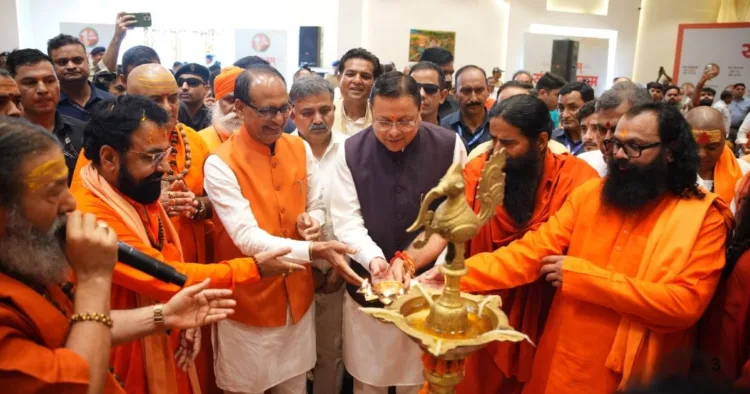 संत समागम कार्यक्रम में केंद्रीय मंत्री शिवराज सिंह चौहान और मुख्यमंत्री पुष्कर सिंह धामी।