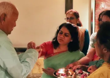 न्यूयार्क पहुंचने पर सरसंघचालक श्री मोहन भागवत का स्वागत करतीं मातृशक्ति