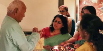 न्यूयार्क पहुंचने पर सरसंघचालक श्री मोहन भागवत का स्वागत करतीं मातृशक्ति