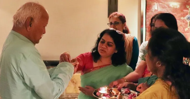 न्यूयार्क पहुंचने पर सरसंघचालक श्री मोहन भागवत का स्वागत करतीं मातृशक्ति