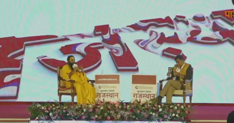 आचार्य श्री मिथिलेश नंदिनी शरण जी और पाञ्चजन्य संपादक श्री हितेश शंकर जी