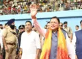 राष्ट्रीय खेल दिवस पर उत्तराखंड राज्य क्रीड़ा विश्वविद्यालय के शिलान्यास के मौके पर जनता का अभिवादन करते मुख्यमंत्री पुष्कर सिंह धामी