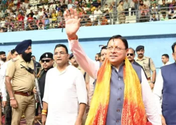 राष्ट्रीय खेल दिवस पर उत्तराखंड राज्य क्रीड़ा विश्वविद्यालय के शिलान्यास के मौके पर जनता का अभिवादन करते मुख्यमंत्री पुष्कर सिंह धामी
