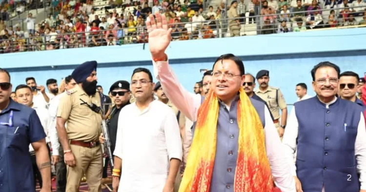 राष्ट्रीय खेल दिवस पर उत्तराखंड राज्य क्रीड़ा विश्वविद्यालय के शिलान्यास के मौके पर जनता का अभिवादन करते मुख्यमंत्री पुष्कर सिंह धामी