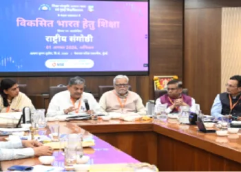 संगोष्ठी को संबोधित करते हुए श्री दत्तात्रेय होसबाले। साथ में हैं डॉ. अतुल कोठारी (दाएं) और अन्य अतिथि