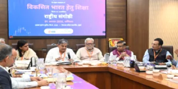 संगोष्ठी को संबोधित करते हुए श्री दत्तात्रेय होसबाले। साथ में हैं डॉ. अतुल कोठारी (दाएं) और अन्य अतिथि