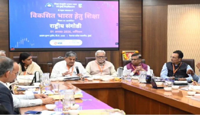 संगोष्ठी को संबोधित करते हुए श्री दत्तात्रेय होसबाले। साथ में हैं डॉ. अतुल कोठारी (दाएं) और अन्य अतिथि
