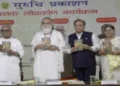 पुस्तक का लोकार्पण करते (बाएं से ) डॉ. कृष्ण गोपाल, स्वामी ज्ञानानंद जी महाराज और अन्य अतिथि