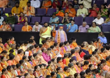 सामूहिक पारायण करते भक्त। मध्य में हैं श्री गणपति सच्चिदानंद स्वामी जी