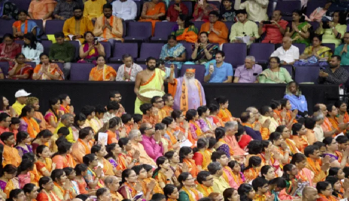 सामूहिक पारायण करते भक्त। मध्य में हैं श्री गणपति सच्चिदानंद स्वामी जी