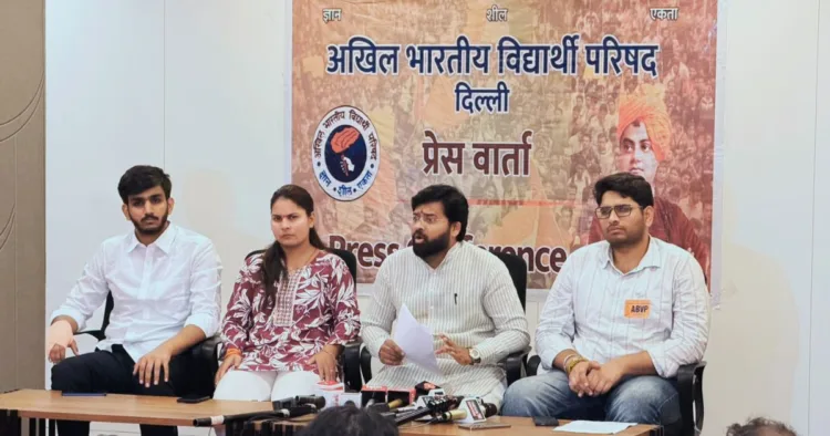 अखिल भारतीय विद्यार्थी परिषद, दिल्ली द्वारा आयोजित प्रेस वार्ता को संबोधित करते अभाविप के राष्ट्रीय महामंत्री डॉ वीरेंद्र सिंह सोलंकी