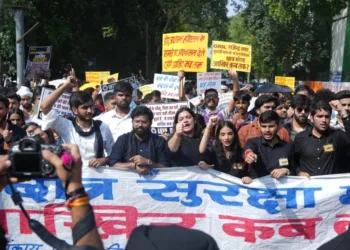 छात्र सुरक्षा मार्च निकालते एबीवीपी के कार्यकर्ता