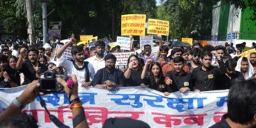 छात्र सुरक्षा मार्च निकालते एबीवीपी के कार्यकर्ता