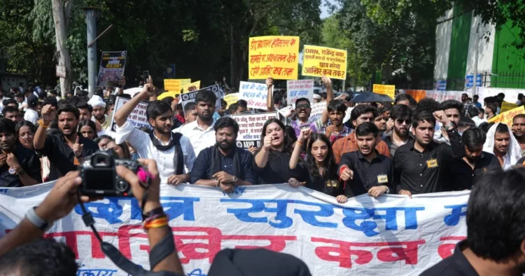 छात्र सुरक्षा मार्च निकालते एबीवीपी के कार्यकर्ता