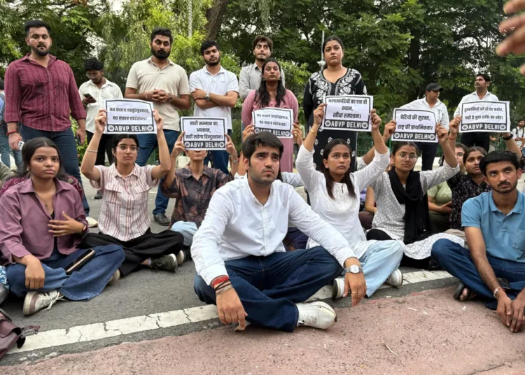 abvp protests at du vc office demanding stringent women safety measures