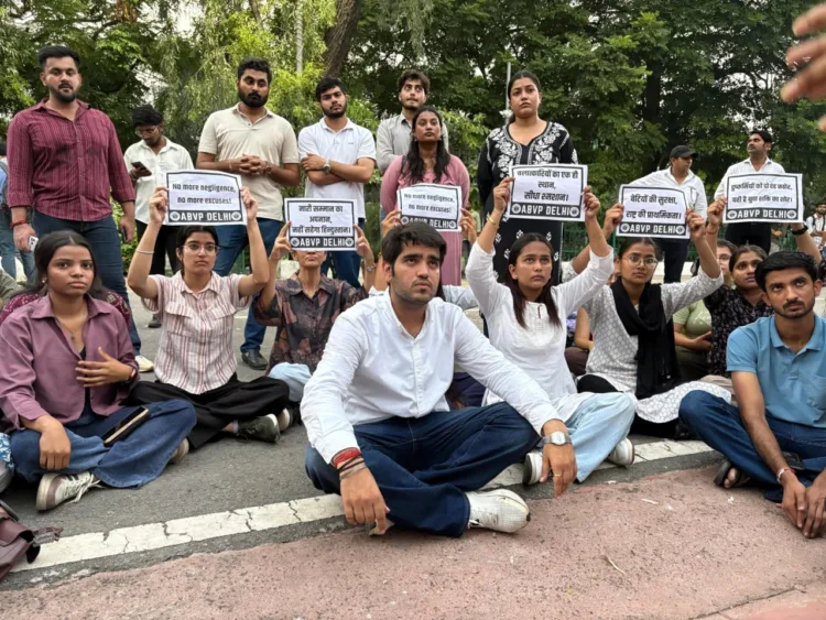 abvp protests at du vc office demanding stringent women safety measures