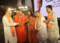 अशोक सिंहल जन्मशताब्दी वर्ष समारोह का उद्घाटन करते केंद्रीय गृहमंत्री अमित शाह, राष्ट्रीय स्वयंसेवक संघ के सरकार्यवाह दत्तात्रेय होसबाले और परमपूज्य महामंडलेश्वर स्वामी परमानंद गिरि जी महाराज। साथ में अन्य गणमान्य।