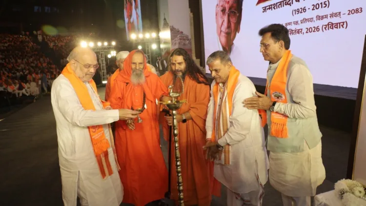 अशोक सिंहल जन्मशताब्दी वर्ष समारोह का उद्घाटन करते केंद्रीय गृहमंत्री अमित शाह, राष्ट्रीय स्वयंसेवक संघ के सरकार्यवाह दत्तात्रेय होसबाले और परमपूज्य महामंडलेश्वर स्वामी परमानंद गिरि जी महाराज। साथ में अन्य गणमान्य।