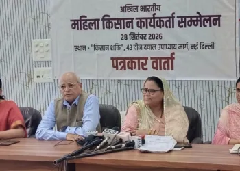 नई दिल्ली में सोमवार को पत्रकारों को संबोधित करते भारतीय किसान संघ के पदाधिकारी।
