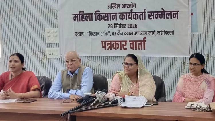 नई दिल्ली में सोमवार को पत्रकारों को संबोधित करते भारतीय किसान संघ के पदाधिकारी।