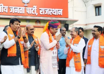 जयपुर स्थित भाजपा प्रदेश कार्यालय में सोमवार को राजस्थान नगरीय निकाय चुनाव 2026 के शानदार परिणामों का जश्न मनाते मुख्यमंत्री भजनलाल शर्मा और प्रदेश भाजपा अध्यक्ष मदन राठौड़।